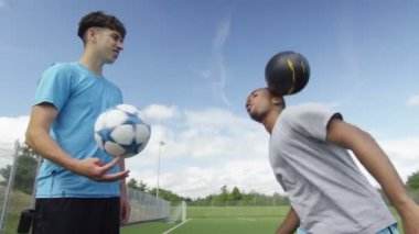 futbol oyuncuları topu gösterilen beceri kontrol