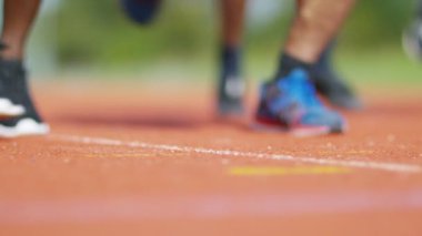 koşucu koşu parkuru üzerinde ayak