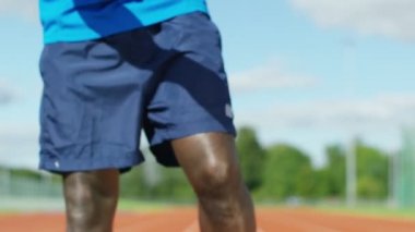 atlet başlangıç çizgisine bir yarıştan önce