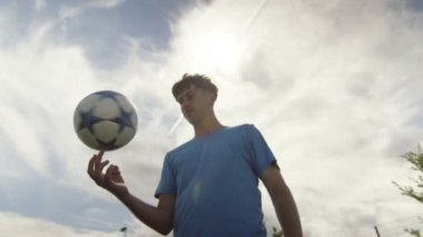 Spor oyuncu topu kontrol becerilerini gösterilen