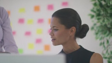 Ofiste çalışan meslektaşlar.