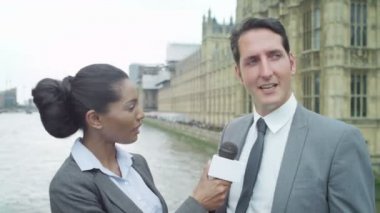 Haber muhabiri mülakat iş adamı