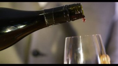 şarap bir bardak içine dökülür varlık