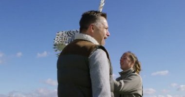 baykuş bir ziyaretçi eldiven geliyor