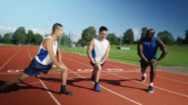 Bir yarıştan önce germe sporcular