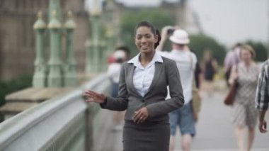 Haber muhabiri canlı kamera için yapmaya