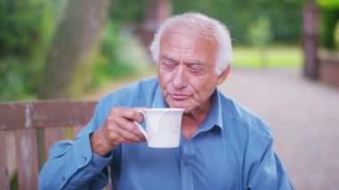 sıcak bir içecek ile yaşlı adam