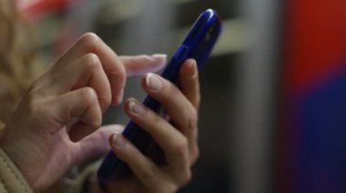 Bir smartphone kullanarak eller