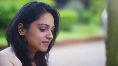 Bahçede oturan kadın.