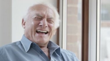 yaşlı adam gülüyor