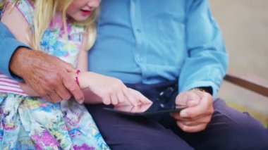 Dede ve torunu bilgisayar tablet vasıl arıyorsunuz