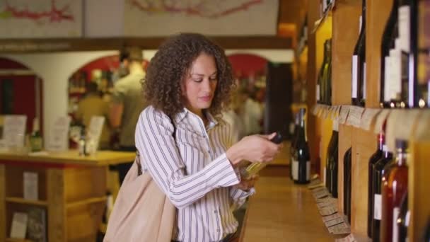 Mujer mirando el vino — Vídeo de stock