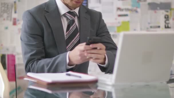 Zakenman werkt op laptop computer — Stockvideo