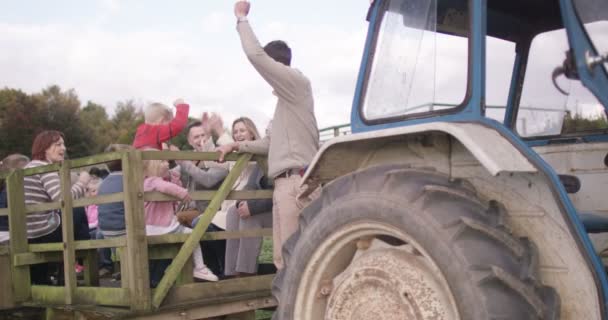 Los visitantes toman sus asientos para un paseo en tractor — Vídeo de stock