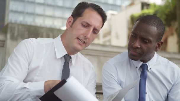 Hombres de negocios que tienen reunión con la tableta — Vídeos de Stock