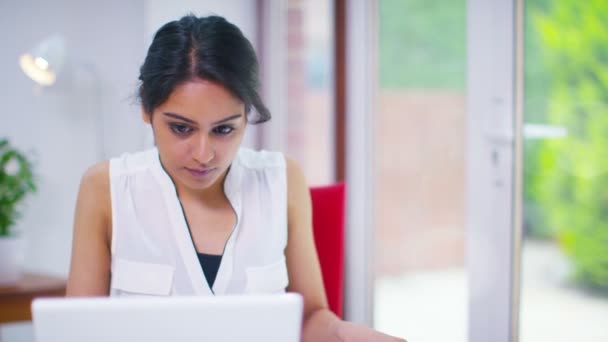 Kvinne som jobber med en bærbar datamaskin – stockvideo