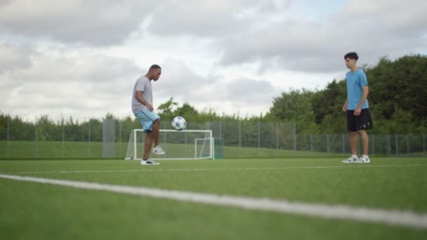 Fotbollspelarna visar upp bollen färdigheter — Stockvideo