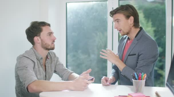 Trabajador recibe malas noticias de empleador — Vídeo de stock