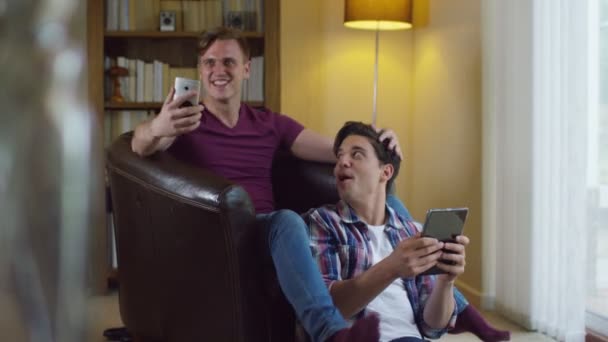 Homo paar met behulp van technologie — Stockvideo