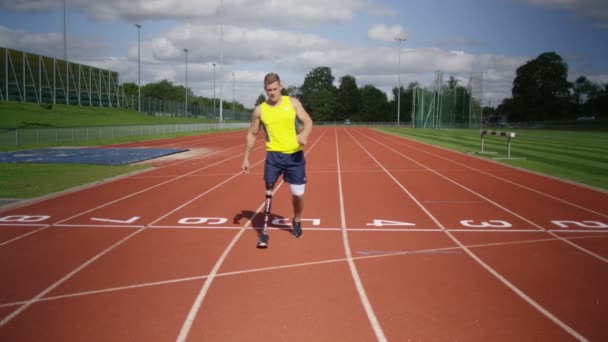 Atlet geçiş bitiş çizgisine — Stok video