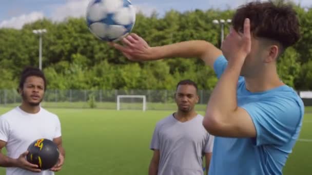 Fotbollspelare visar upp bollen kontrollera färdigheter — Stockvideo