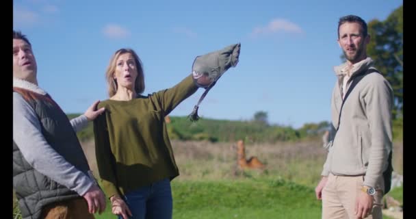Coruja vem para pousar na luva de um visitante — Vídeo de Stock