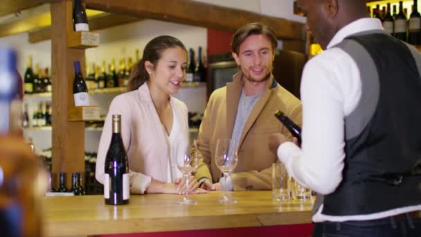 Paar genieten van een voorproefje sessie in wijnwinkel — Stockvideo