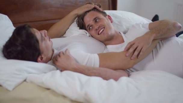Гей-пара расслабляется в постели — стоковое видео