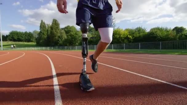 Atleta con prótesis en la pierna se calienta — Vídeos de Stock