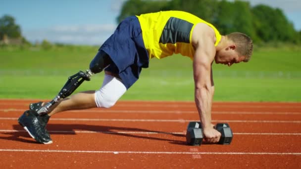 Atleet trainen met gewichten — Stockvideo