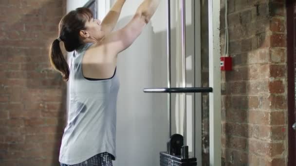 Mujer entrenando con pesas — Vídeo de stock