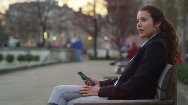 Kobieta patrząc na smartfona — Wideo stockowe