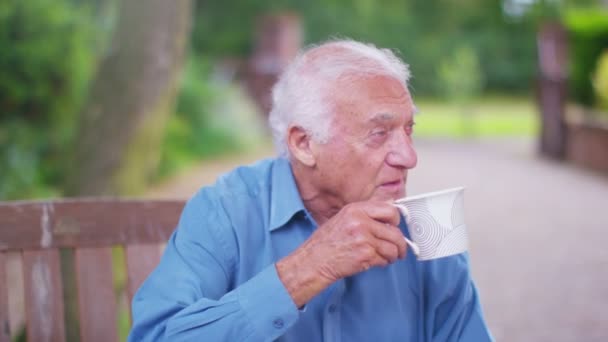 Homme âgé avec une boisson chaude — Video