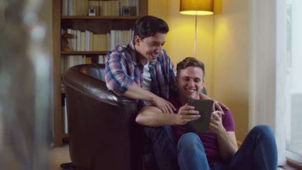 Pareja gay usando tecnología — Vídeo de stock