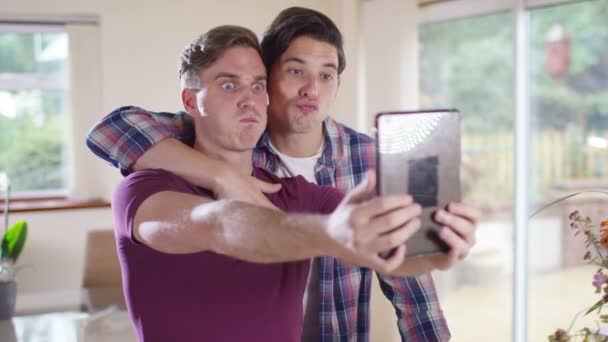 Gay pareja tomando un selfie — Vídeo de stock