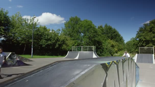 Młody człowiek ćwiczący parkour — Wideo stockowe