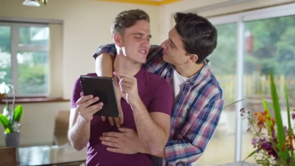 Pareja gay con computadora tableta — Vídeos de Stock