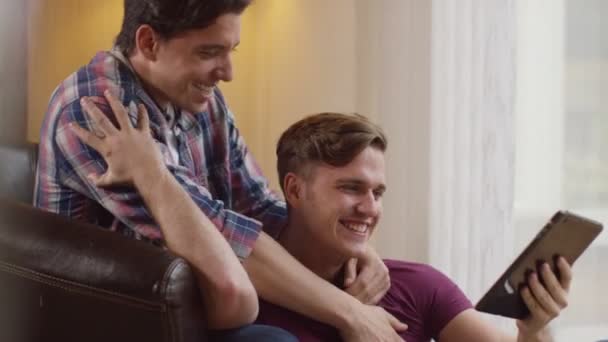 Gay casal usando tecnologia — Vídeo de Stock