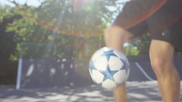 Futbolista practicando habilidades de pelota — Vídeos de Stock