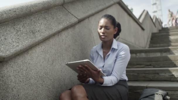 Zakenvrouw proberen te werken op tablet-computer — Stockvideo