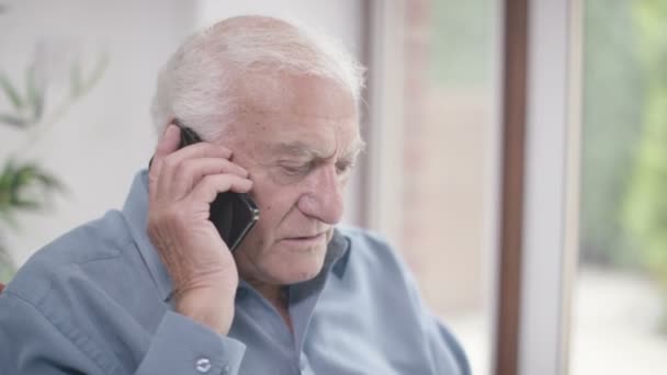 Hombre hablando por teléfono móvil — Vídeos de Stock