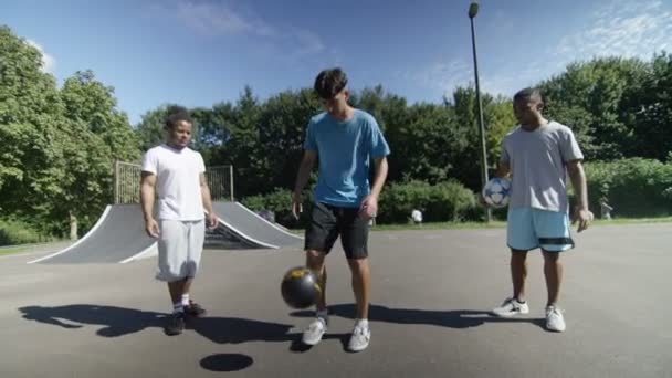 Футболисты демонстрируют навыки игры в мяч — стоковое видео