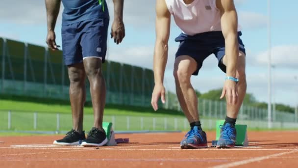 Athletes get into position at running track — Stock Video