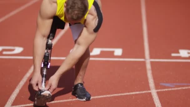 Atleta ajusta su pierna protésica — Vídeos de Stock