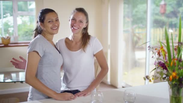 Gay feminino casal relaxante no casa — Vídeo de Stock