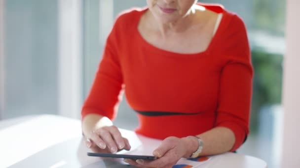 Tablet bilgisayarda çalışan iş kadını — Stok video