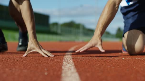 Athletes crouch at starting line — Stock Video