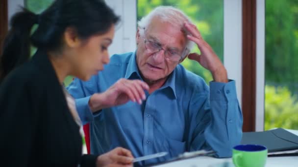 Un conseiller principal parle à un conseiller financier — Video