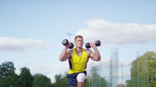 Athlete working out with weights — Stock Video