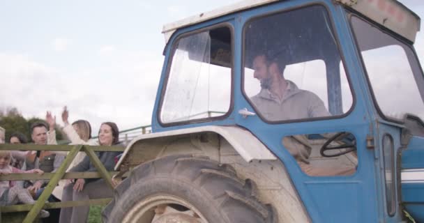 Los visitantes toman sus asientos para un paseo en tractor — Vídeos de Stock